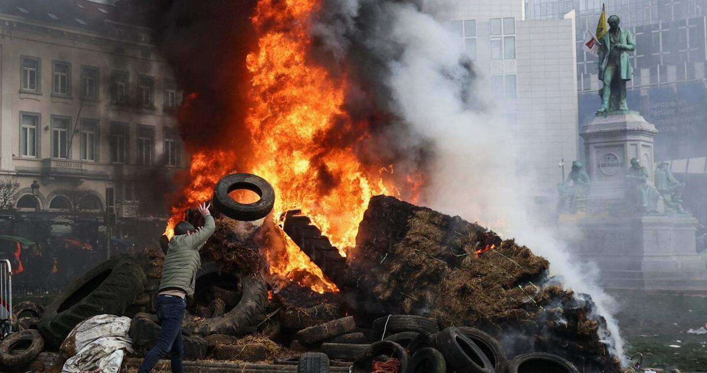 Πεδίο μάχης οι Βρυξέλλες μεταξύ αγροτών και αστυνομίας: Επεισόδια, φωτιές και δακρυγόνα έξω από το Ευρωκοινοβούλιο - Δείτε live