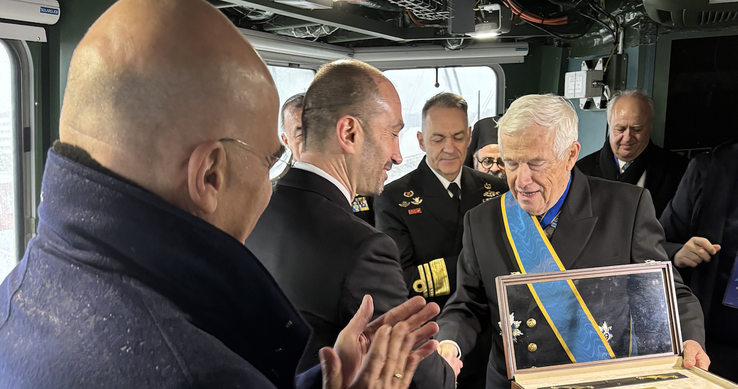 Ο Πάνος Λασκαρίδης παραδίδει στον κυβερνήτη της φρεγάτας «Κίμων» τον «Κανόνα του Κουντουριώτη»