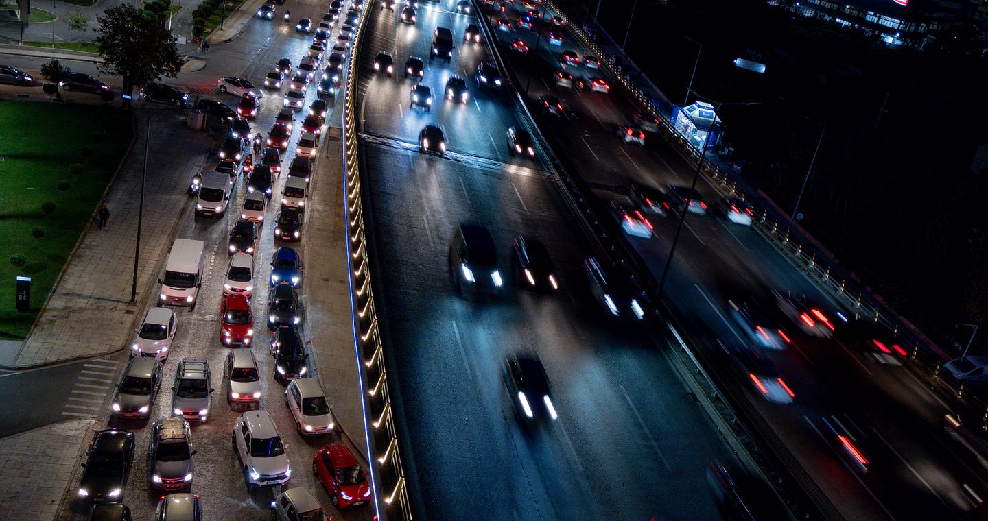 Κίνηση στους δρόμους: Στο «κόκκινο» Κηφισίας και Κηφισός – Μποτιλιάρισμα και στο Κέντρο