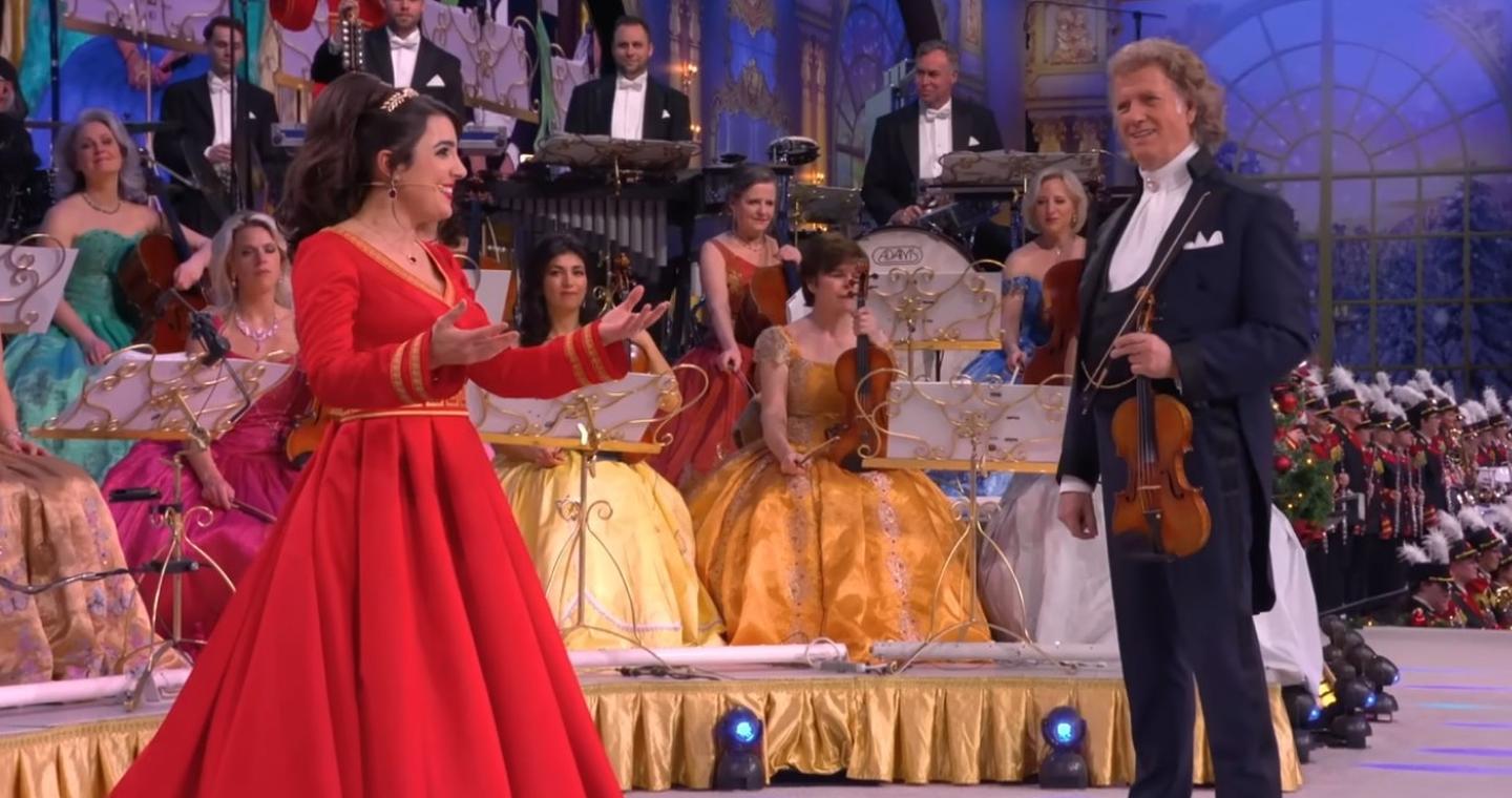 Η ορχήστρα Γιόχαν Στράους παίζει τα ελληνικά κάλαντα συνοδεία μπουζουκιού [βίντεο]