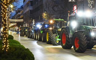 Αγρότες: Ανοιχτοί δρόμοι στις γιορτές, μάχη για τα αιτήματά τους