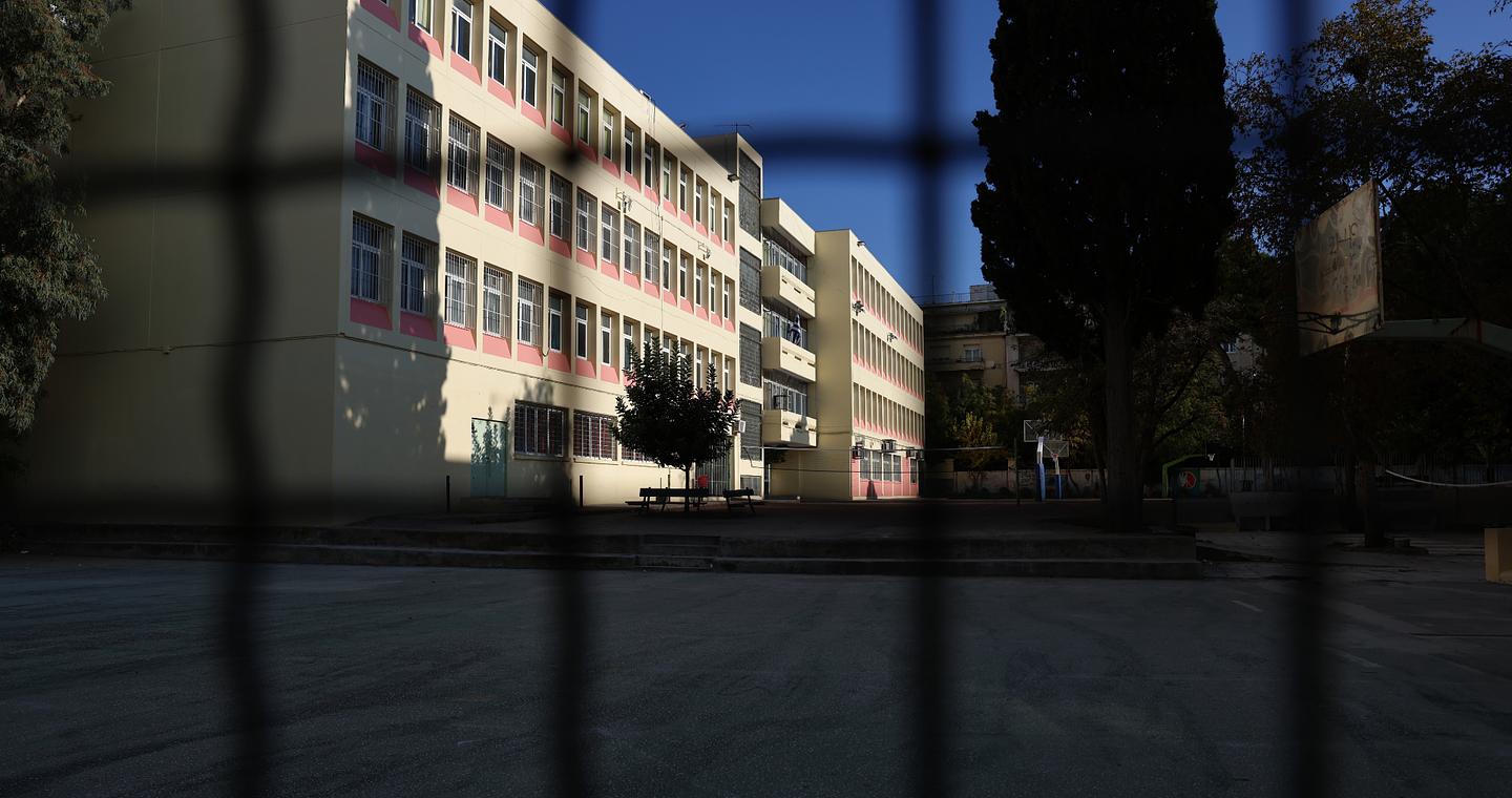 Κυψέλη: Ποινική δίωξη για δύο κακουργήματα στη 16χρονη που μαχαίρωσε συμμαθήτριά της