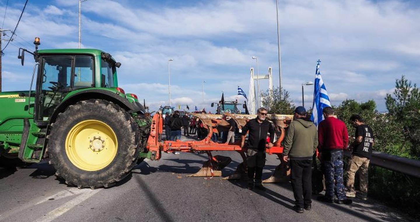 Ώρα μηδέν για το αγροτικό: Πυρετός συσκέψεων στα μπλόκα μετά τις εξαγγελίες Τσιάρα