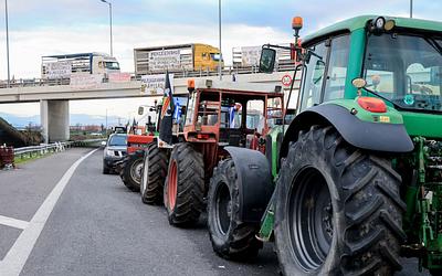 Αγρότες: Χριστούγεννα στα μπλόκα, άνοιγμα διοδίων & κλιμάκωση κινητοποιήσεων
