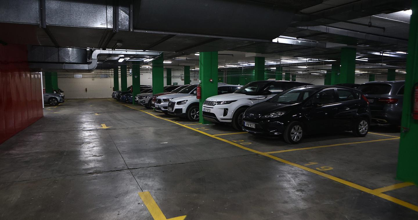 Δήμος Αθηναίων: Ανοιξε το δημοτικό υπόγειο πάρκινγκ στην πλατεία Κοτζιά