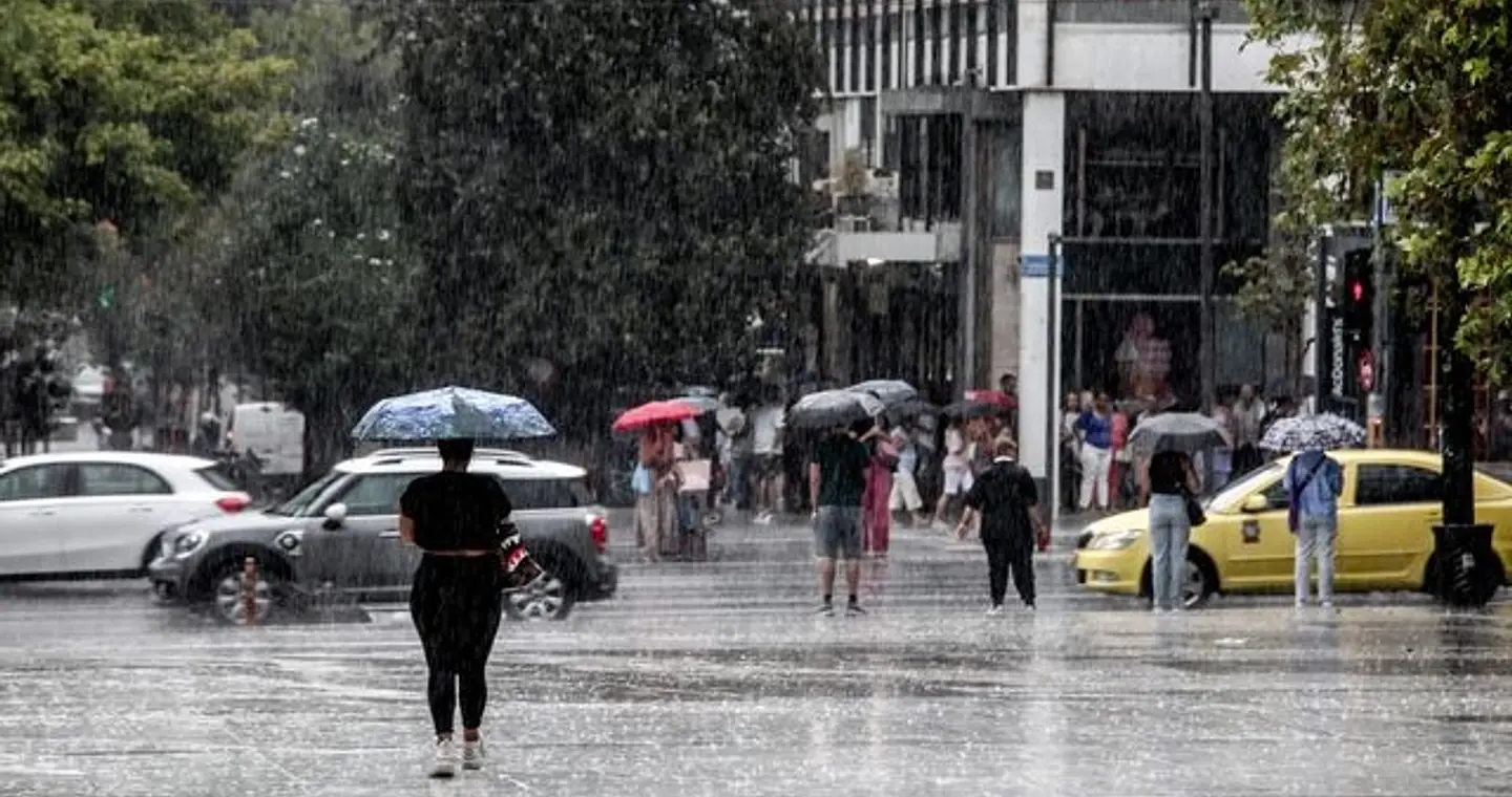 Βροχή τώρα στην Αθήνα – Πώς θα εξελιχθεί ο καιρός