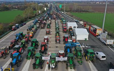 Αγρότες: Μπλόκα, διόδια και προειδοποιήσεις για κλιμάκωση – Τι θα γίνει τις γιορτές;