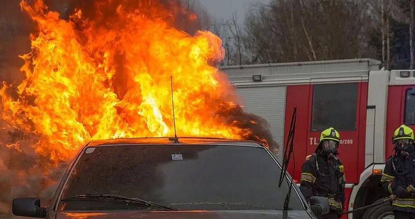 Ηράκλειο: Δύο ανήλικα κορίτσια συνελήφθησαν για τη φωτιά σε τρία αυτοκίνητα