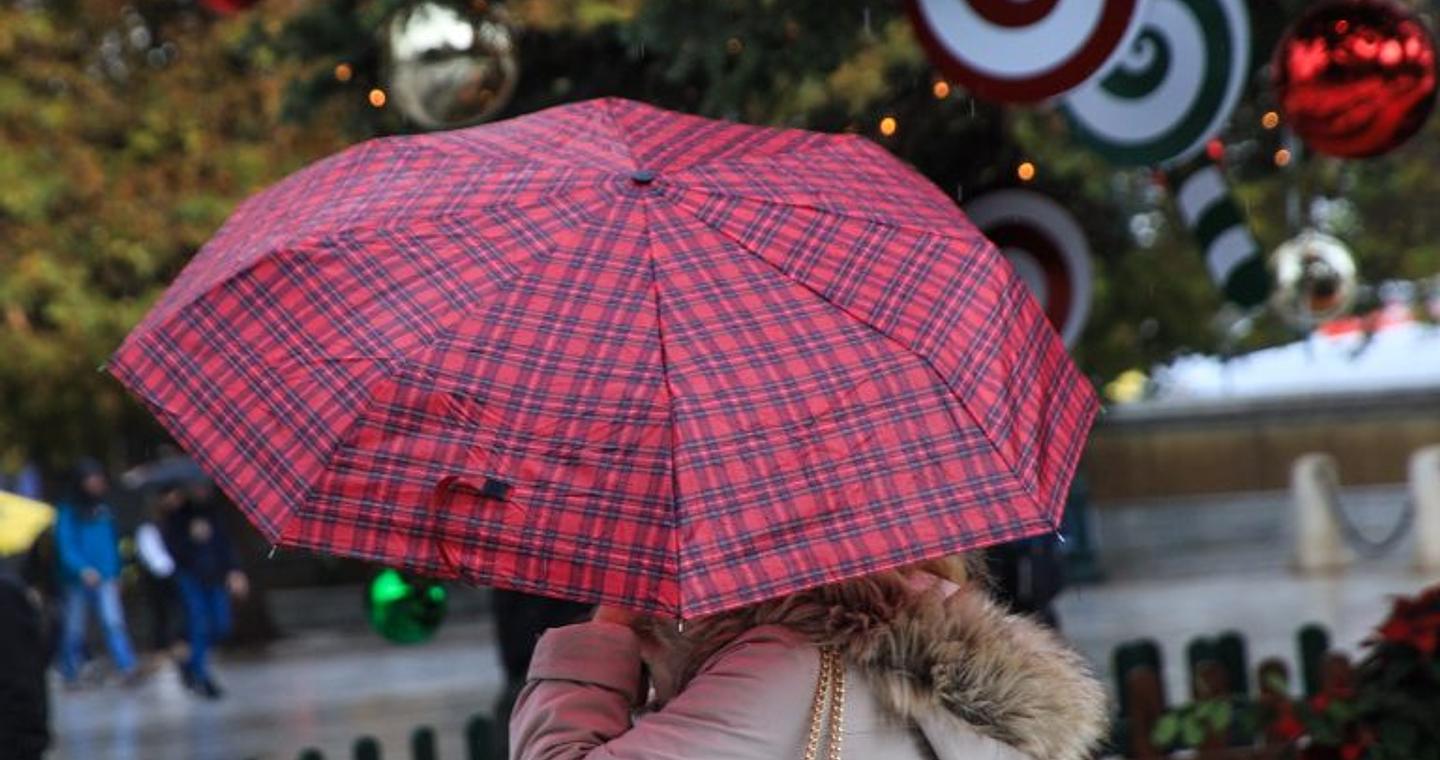 Άστατος ο καιρός έως τα Χριστούγεννα με βροχές και ισχυρούς ανέμους – Καταιγίδες από το απόγευμα και χιόνια στα ορεινά από Τρίτη