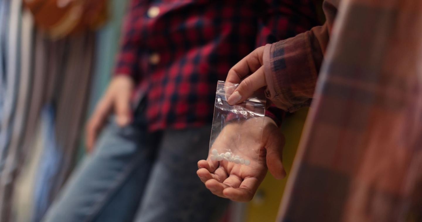 Κύκλωμα ναρκωτικών σε σχολεία της Αττικής: Ο «Μπρα», ο «Κίτσου» και τα βασανιστήρια στους απείθαρχους και απρόσεκτους