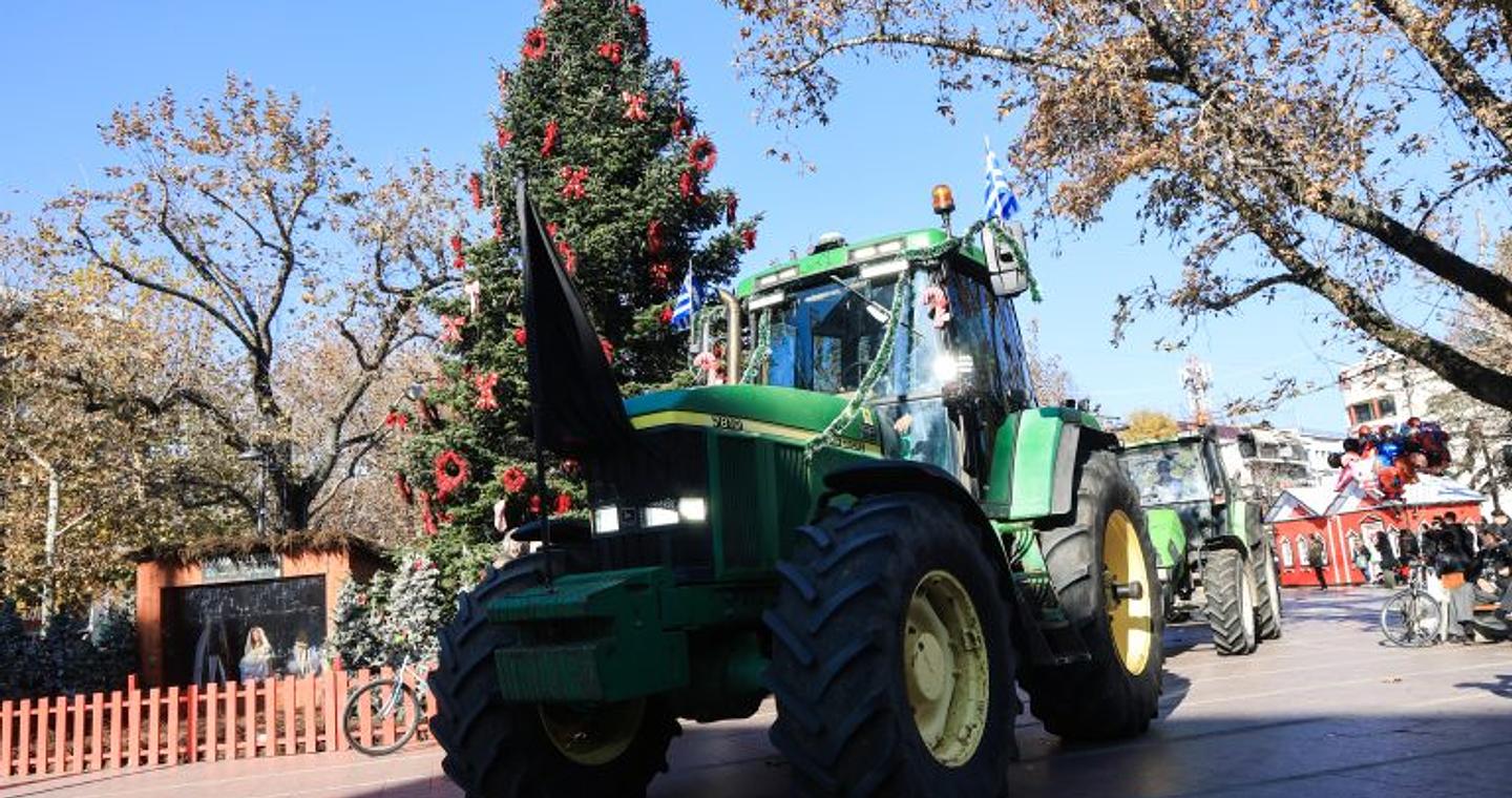 Χριστούγεννα στα μπλόκα: Εμμένουν οι αγρότες, ανεμπόδιστες οι μετακινήσεις των ταξιδιωτών στις γιορτές – Νέα σύσκεψη στη Νίκαια Λάρισας