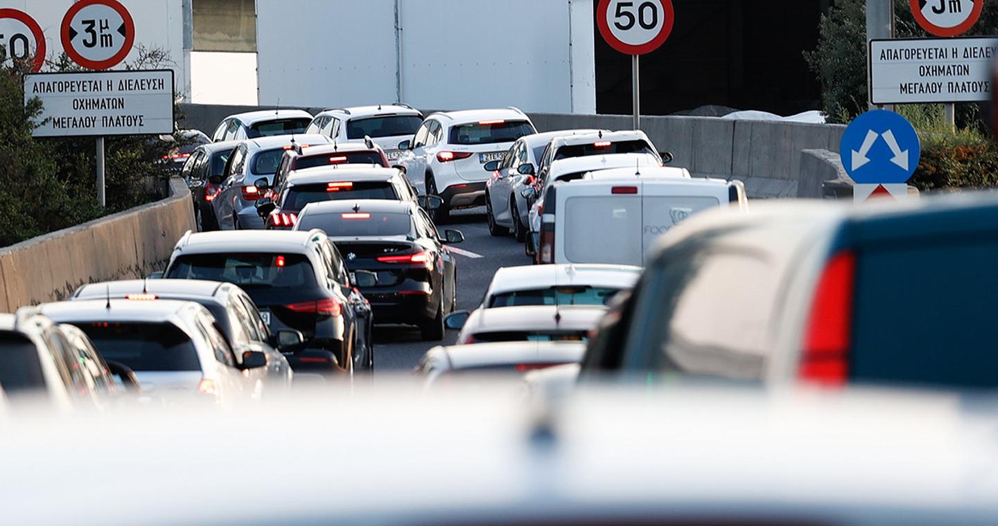 Κίνηση τώρα: «Κατακόκκινος» από νωρίς το πρωί ο Κηφισός – Καθυστερήσεις στην Αττική Οδό