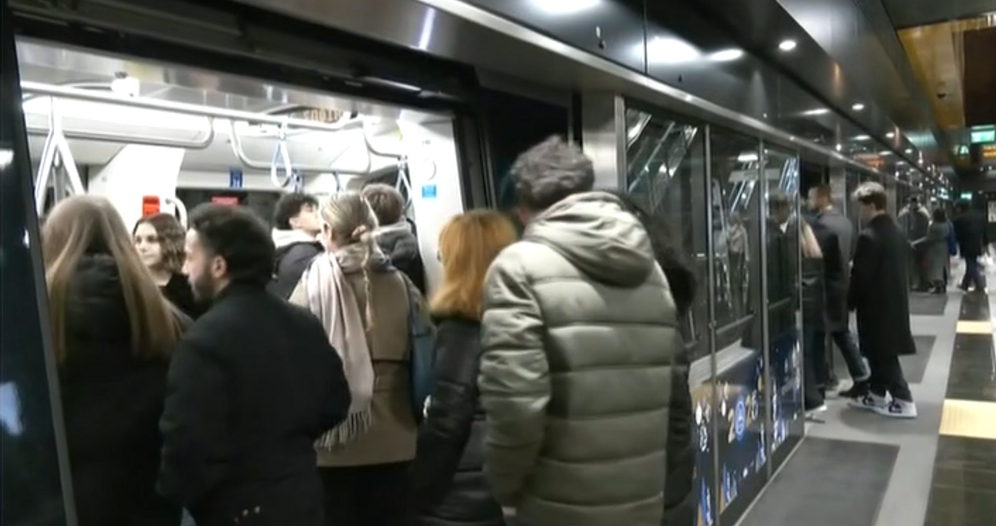 «Πλημμύρισε» από κόσμο το Μετρό Θεσσαλονίκης κατά τη χθεσινή 24ωρη λειτουργία