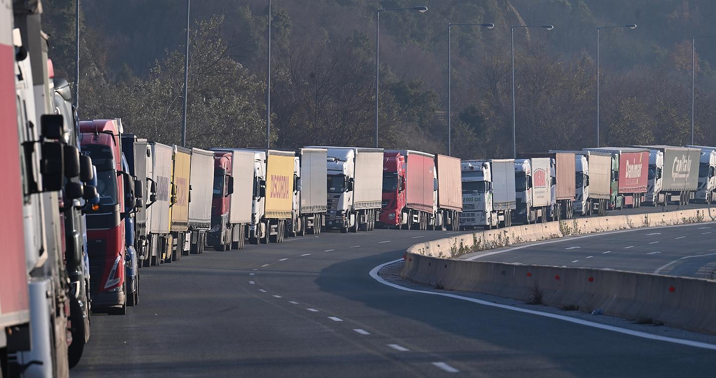 Οι αγρότες κλείνουν τις σήραγγες των Τεμπών για τα φορτηγά – Πού υπάρχουν μπλόκα σε όλη τη χώρα