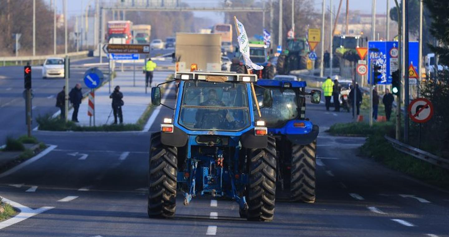 Αγρότες: Κλείνουν τις σήραγγες Τεμπών για τα φορτηγά – Συνελεύσεις και αναδιατάξεις των τρακτέρ ενόψει εορτών, πού υπάρχουν μπλόκα
