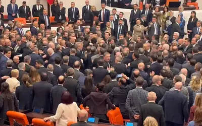 Άγριες συμπλοκές στην τουρκική Βουλή: Γροθιές και χάος για τον προϋπολογισμό!