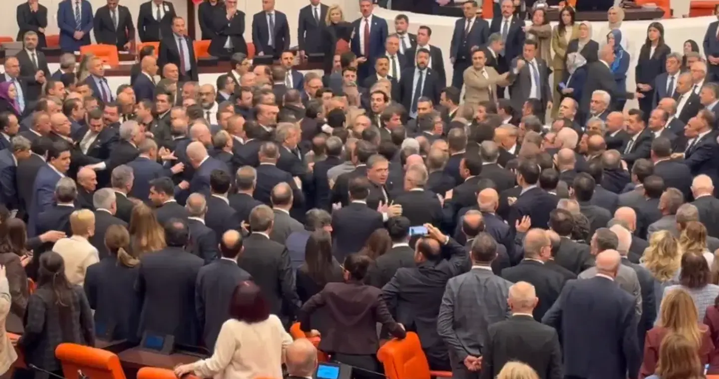 Τουρκία: Ο προϋπολογισμός έφερε χάος και ξύλο εντός του κοινοβουλίου [βίντεο]