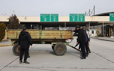 Αγρότες: Συνεχίζονται οι πολύωροι αποκλεισμοί στα τελωνεία – Πού υπάρχουν μπλόκα