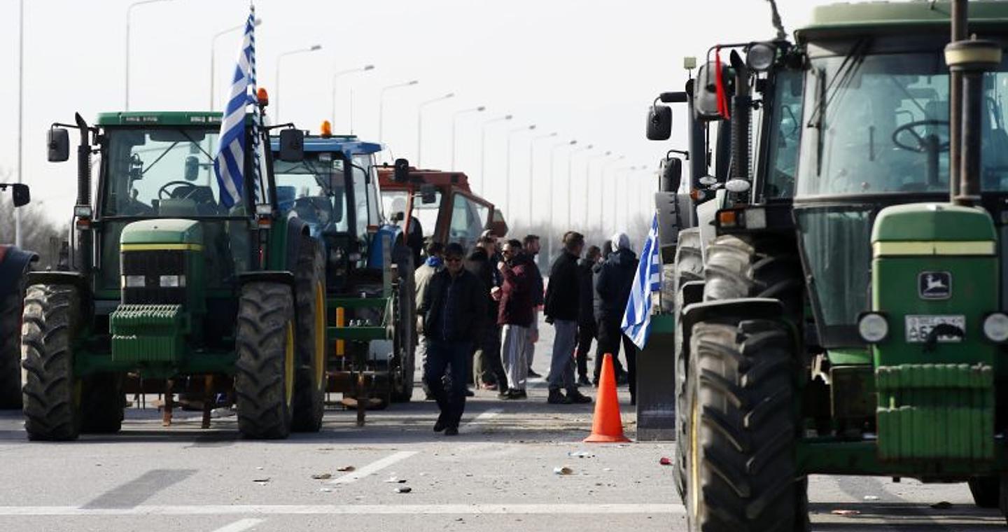 Αγροτικά μπλόκα σε όλη τη χώρα: Ουρές χιλιομέτρων από νταλίκες στα τελωνεία – Το Σάββατο «σηκώνουν» τις μπάρες στα διόδια