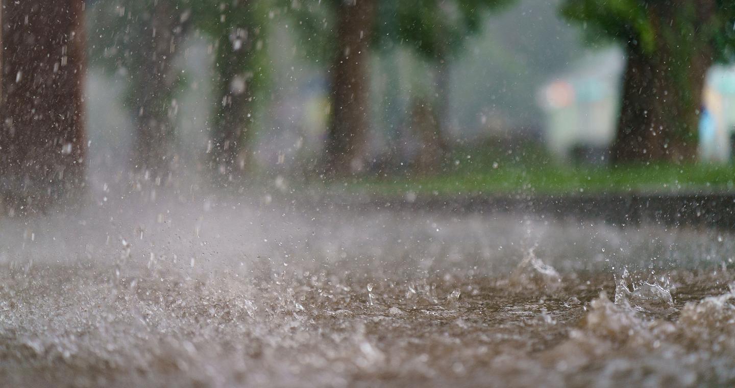 Ισχυρές καταιγίδες απειλούν το Ντουμπάι – Η αστυνομία καλεί τους κατοίκους να αποφεύγουν τις μετακινήσεις