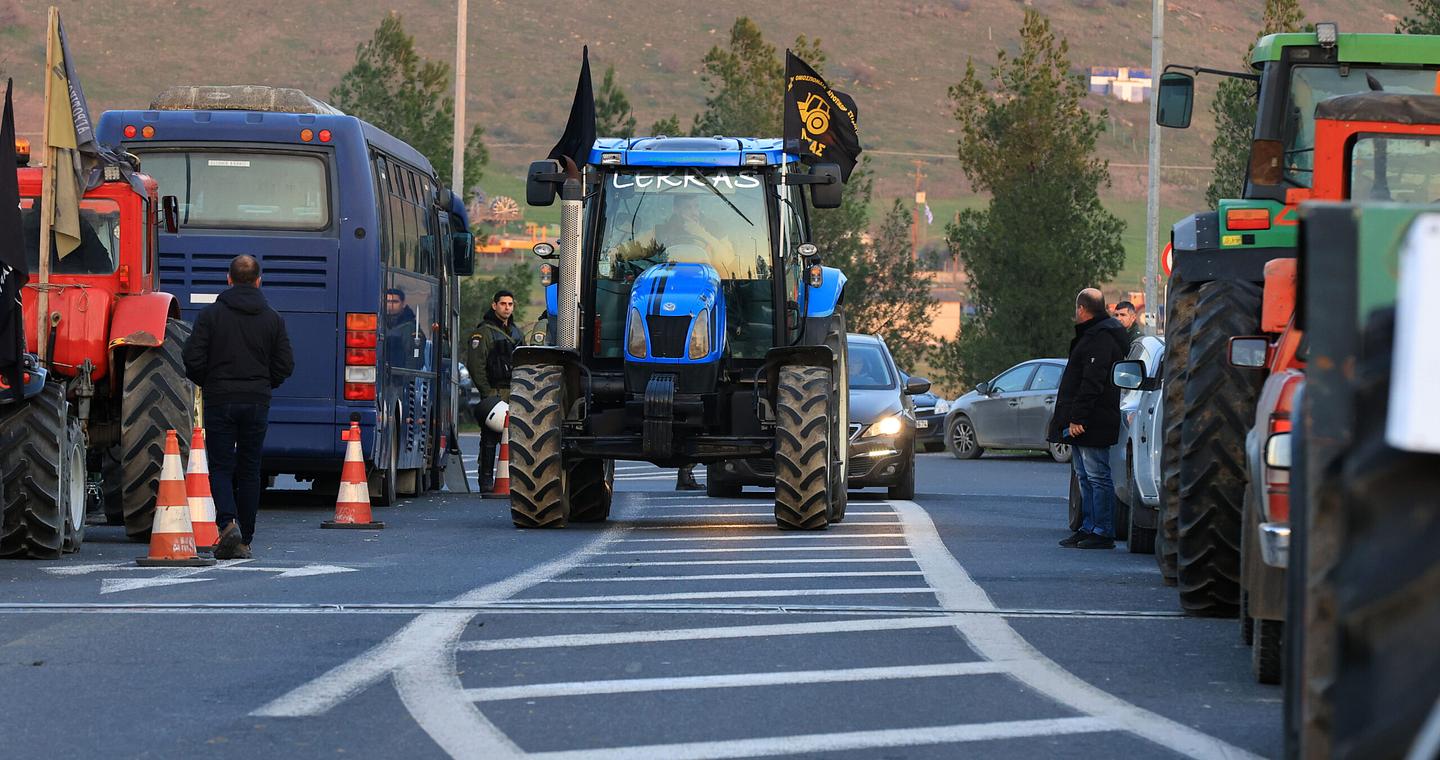 Πηγές ΥΠΑΑΤ για αγρότες: 16 αιτήματα έχουν ικανοποιηθεί, 7 δεν μπορούν να επιλυθούν