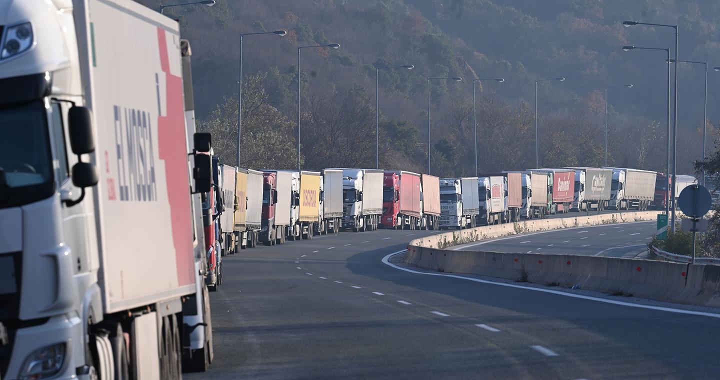 Ουρές οχημάτων από τα μπλόκα των αγροτών σε εθνικές και παρακαμπτηρίους