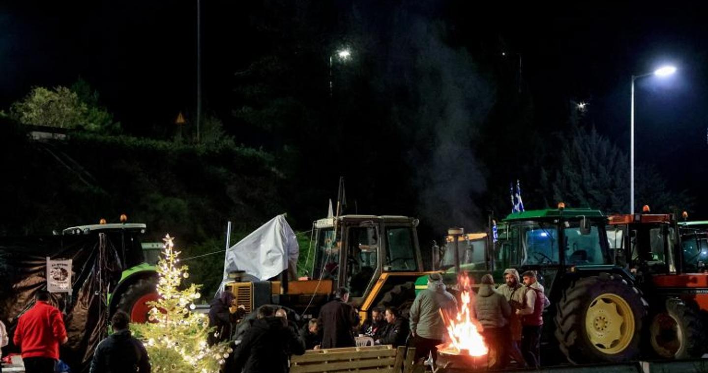 Χριστούγεννα στα μπλόκα – Εμμένουν στις κινητοποιήσεις τους οι αγρότες και σηκώνουν τις μπάρες των διοδίων το Σαββατοκύριακο