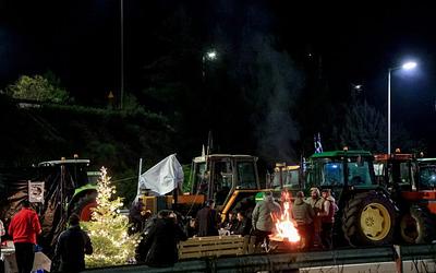Αγρότες: Χριστούγεννα στα μπλόκα, αλλά με ανοιχτούς δρόμους για τους εκδρομείς
