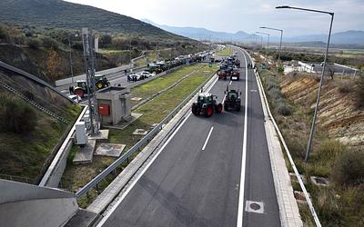 Χριστούγεννα στον πάγο: Αγρότες "μπλόκαραν" τα έσοδα του τουρισμού