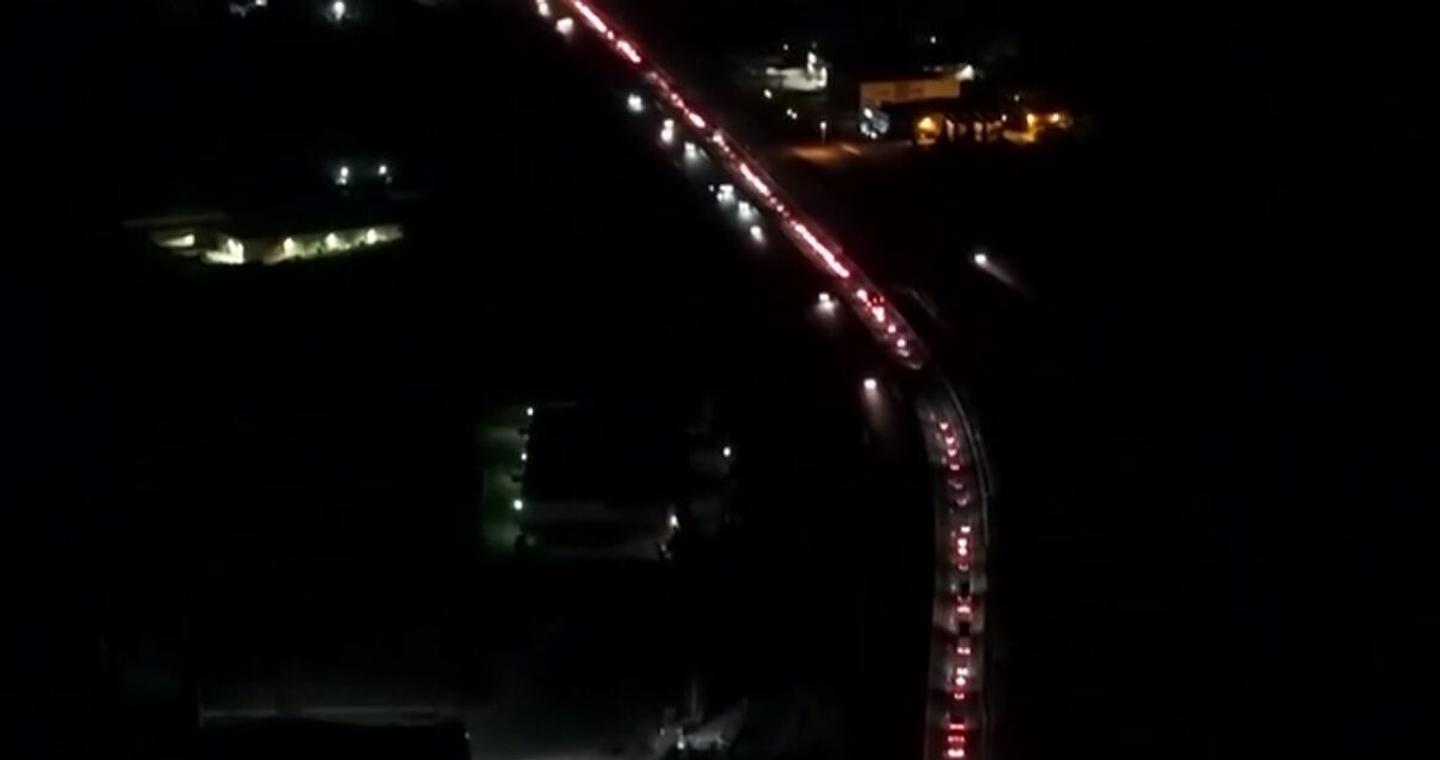 Μπλόκα αγροτών: Κάλαντα με τρακτέρ στις εθνικές οδούς και τους οδηγούς να ελπίζουν να αποφύγουν παρακαμπτήριους και χωματόδρομους