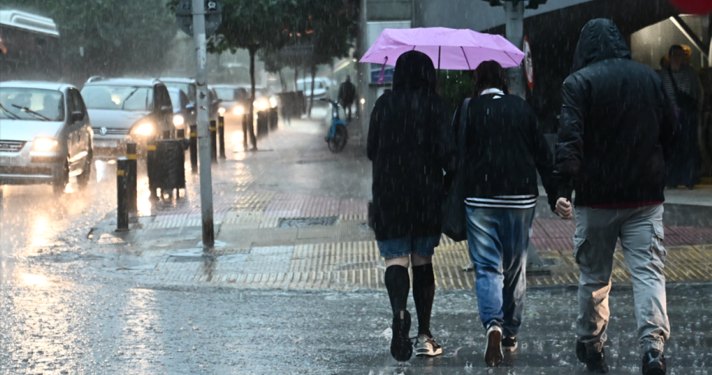 «Λευκά Χριστούγεννα»: Kακοκαιρία με ισχυρές βροχές, καταιγίδες και χιόνια στις γιορτές
