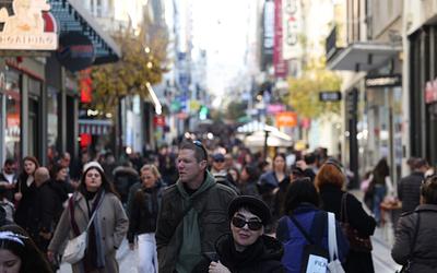 Εορταστικό ωράριο: Ανοιχτά σήμερα καταστήματα και σούπερ μάρκετ – Τι ώρα κλείνουν;