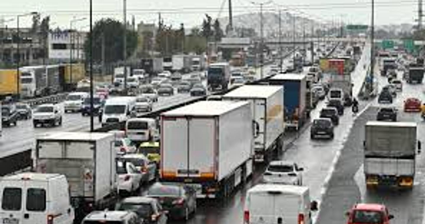 Μποτιλιάρισμα και προβλήματα από τη νεροποντή στην Αττική