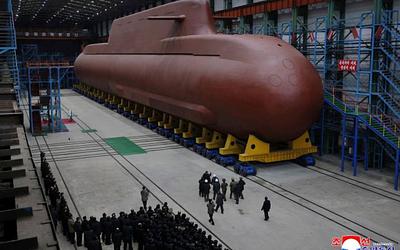 Κιμ Γιονγκ Ουν: Δοκιμή πυραύλου και «πυρηνοκίνητο» υποβρύχιο στο προσκήνιο