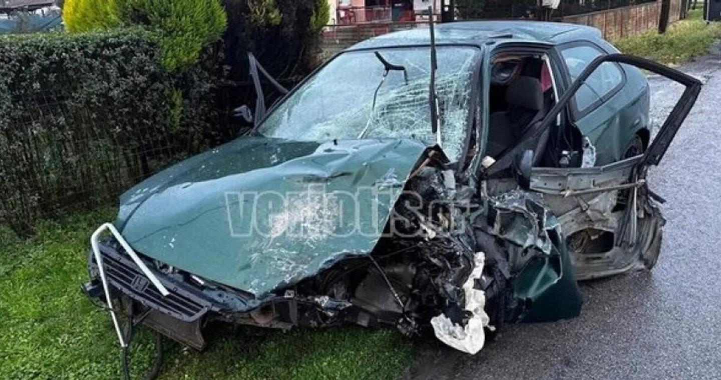 Βέροια: Νεκρός 22χρονος και 4 τραυματίες σε σύγκρουση οχημάτων - Καταστράφηκε ολοσχερώς το αυτοκίνητό του