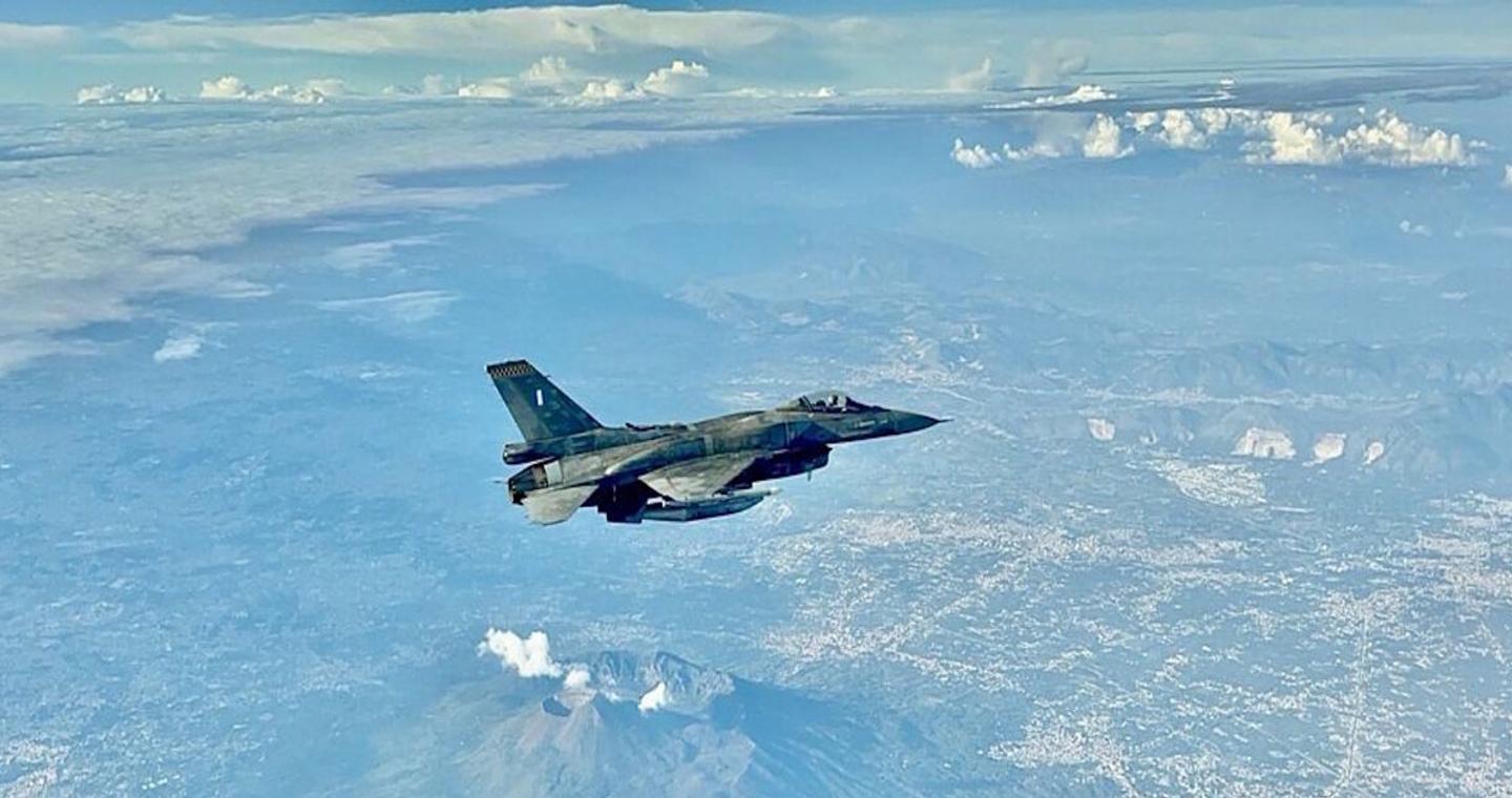 Τουρκικά οπλισμένα F-16 σε νέο προκλητικό σόου στο Αιγαίο με μια παραβίαση και δύο παραβάσεις του FIR Αθηνών