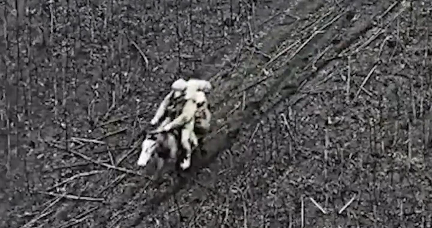 Ουκρανία: Ρώσοι στρατιώτες εντοπίστηκαν να ιππεύουν άλογα κοντά στην πρώτη γραμμή - Χτυπήθηκαν από drones