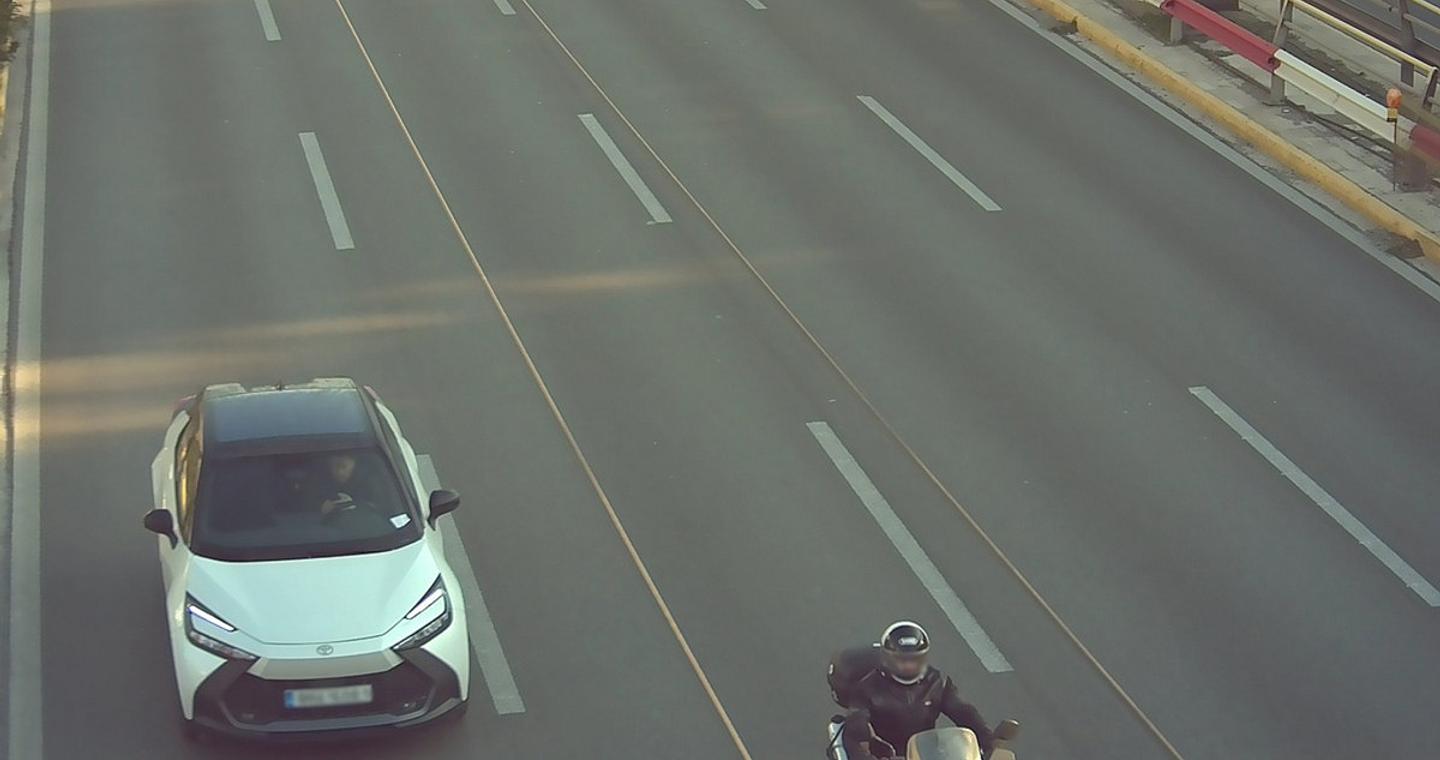 Τους έπιασαν στα πράσα οι έξυπνες κάμερες – Πάνω από 1.000 οδηγούσαν με το κινητό στο χέρι – Με το νέο έτος τα πρώτα ραβασάκια