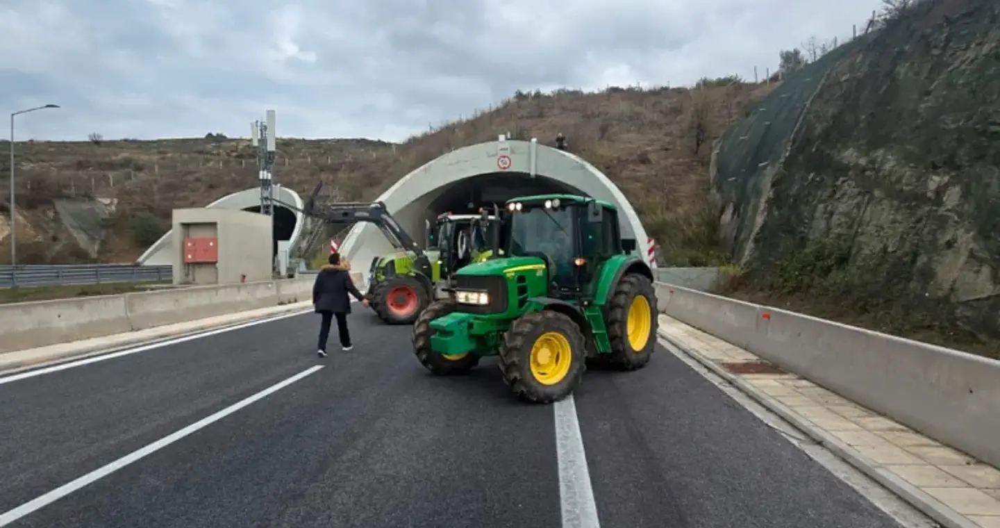 Αγρότες: Ημέρα αναδιάταξης στα μπλόκα για τη διέλευση των εκδρομέων – «Αγκάθι» οι εκτροπές κυκλοφορίας