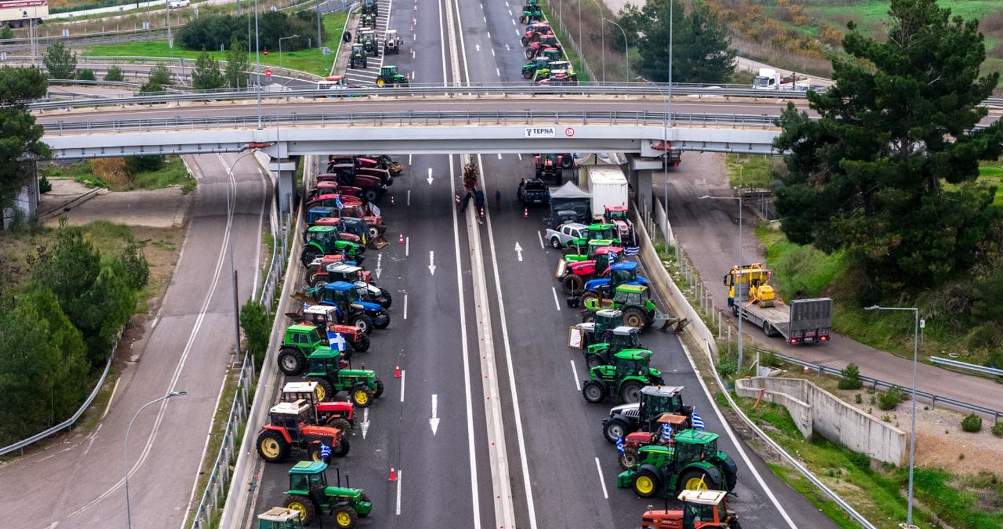 «Γολγοθάς» η έξοδος για τα Χριστούγεννα: Άνοιξαν τα μπλόκα σε Κάστρο και Θήβα - Ξεμπλοκάρει η Ριτσώνα