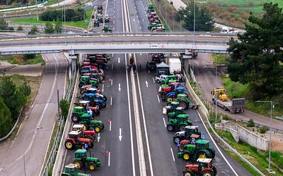 Αγρότες: Ανοίγουν λωρίδες στα μπλόκα για τα Χριστούγεννα