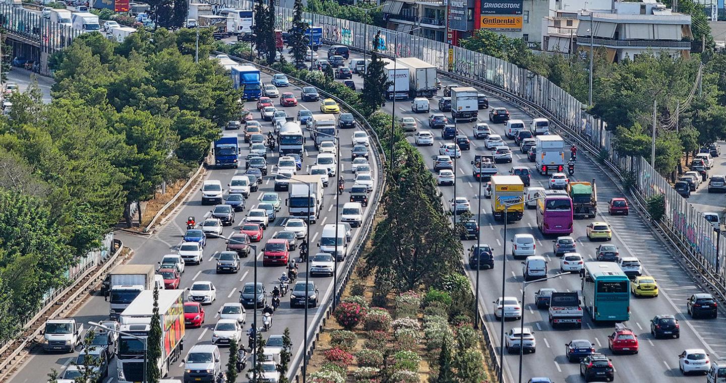 Στο «κόκκινο» η κίνηση στην Αθήνα: Μποτιλιάρισμα σε Κηφισό, Κηφισίας και κέντρο, προβλήματα και στην Αττική Οδό