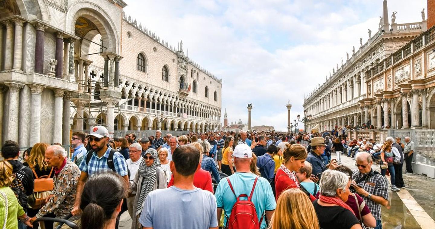 Υπερτουρισμός: Νέοι κανόνες στην Ευρώπη – Τι αλλάζει στα ταξίδια το 2026 και τι ισχύει στην Ελλάδα