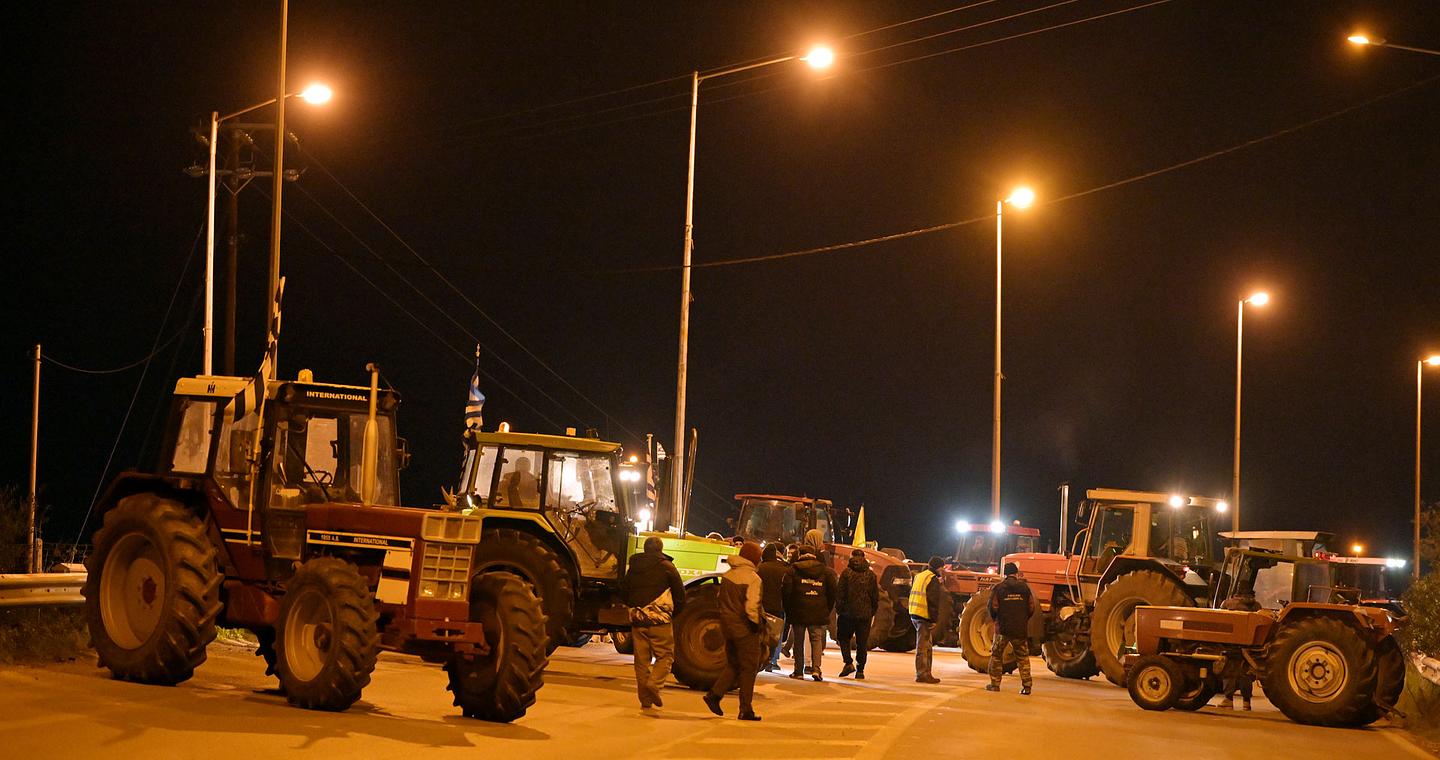 Αγροτικές κινητοποιήσεις: Οι νέοι αποκλεισμοί, η διαφωνία των «18» και η διορία στην κυβέρνηση
