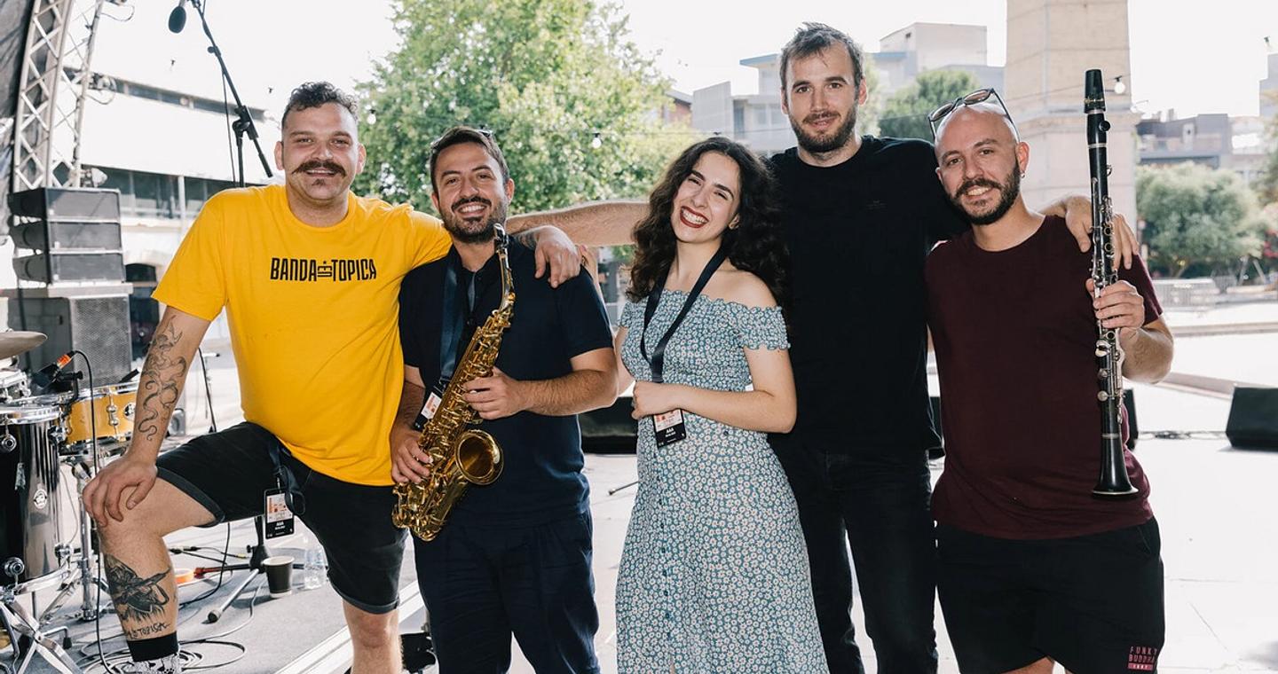 Banda Entopica μετά τη διακοπή της συναυλίας τους στη Φλώρινα: «Αυτό που σίγουρα δεν τραγουδάμε είναι το μίσος»