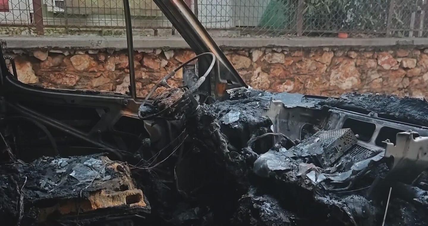 Καισαριανή: Άγνωστοι έκαψαν τρία αυτοκίνητα και τρία φορτηγά - Βίντεο από τα καμένα οχήματα