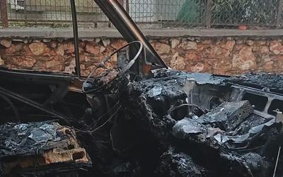 Καισαριανή: Εμπρηστική επίθεση σε οχήματα – Καταστροφικές εικόνες