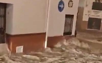 Ισπανία: Μαρμπέλα «ποτάμι» από τις φονικές πλημμύρες – Δραματικές εικόνες!