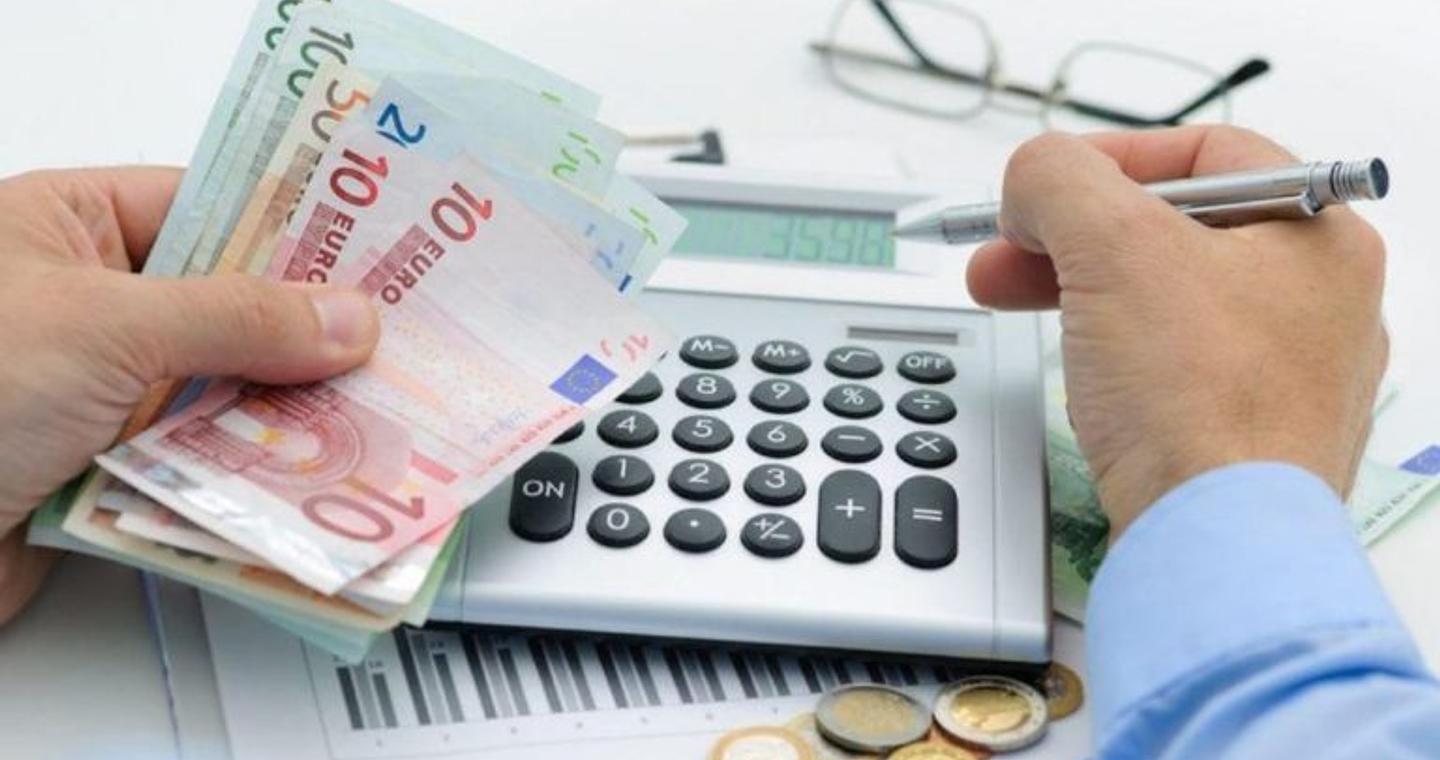 Φόροι, ΕΝΦΙΑ και τέλη κυκλοφορίας οι τελευταίες εκκρεμότητες του 2025 – Τι αλλάζει από το νέο έτος στη φορολογική κλίμακα