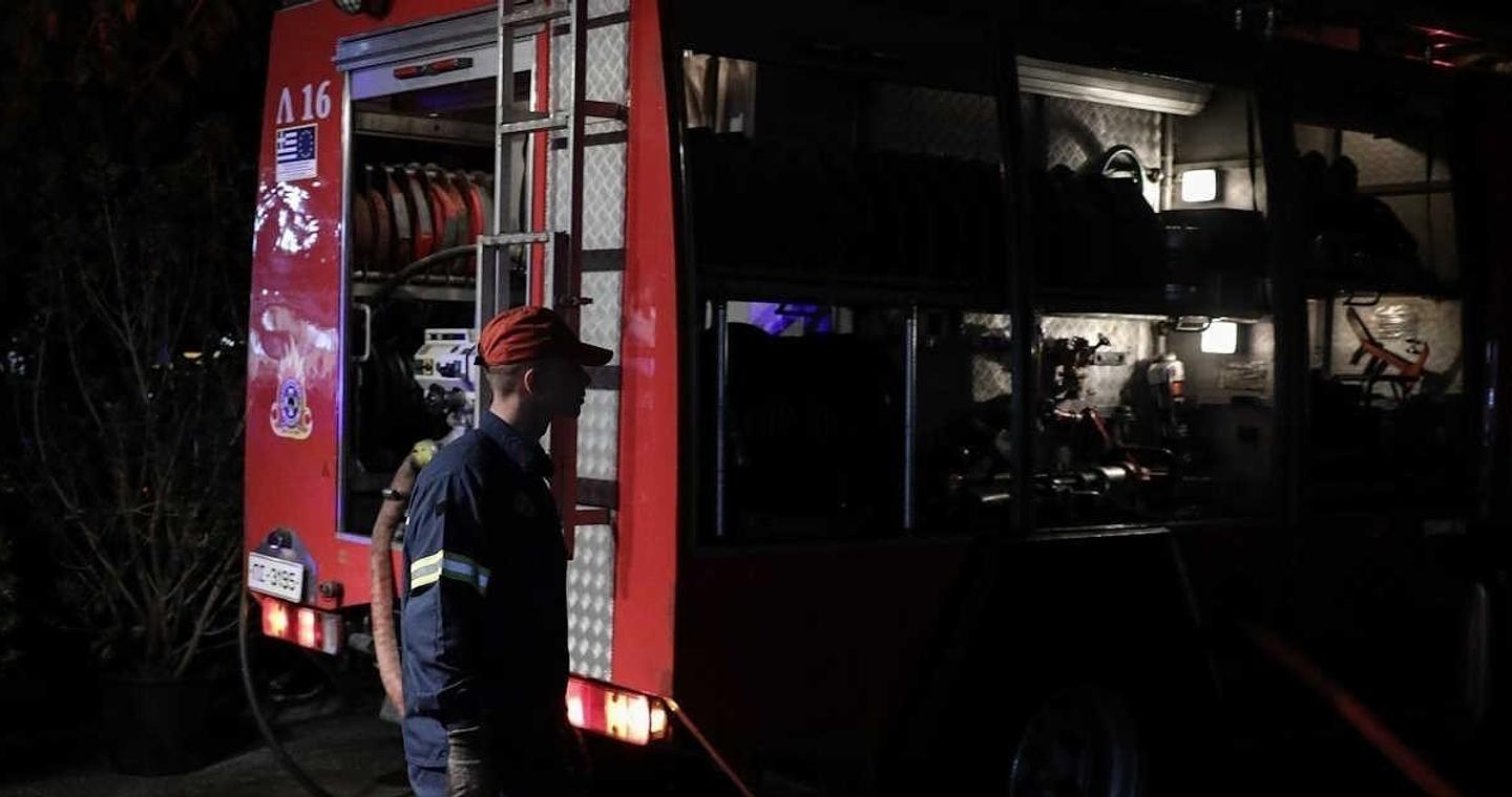 Γαλάτσι: Στις φλόγες δύο αυτοκίνητα και τρεις μηχανές